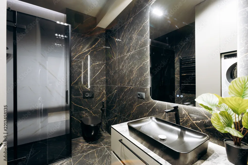 Badezimmer mit schwarzem Marmor und schwarzem Waschbecken