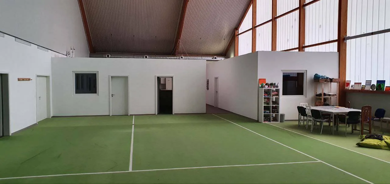 Sporthalle mit neu gestellten Trockenbauwänden und Aufenthaltsraum